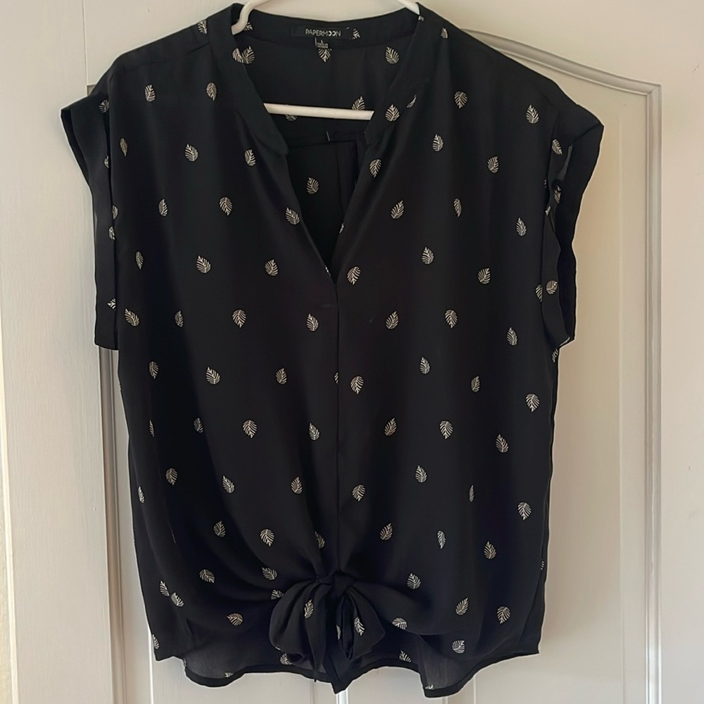 Black Vneck blouse feather print short sleeve women’s large